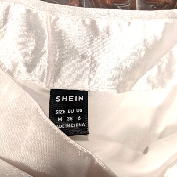 Satin lightweight white mini skirt with slit - Picture 4 of 4